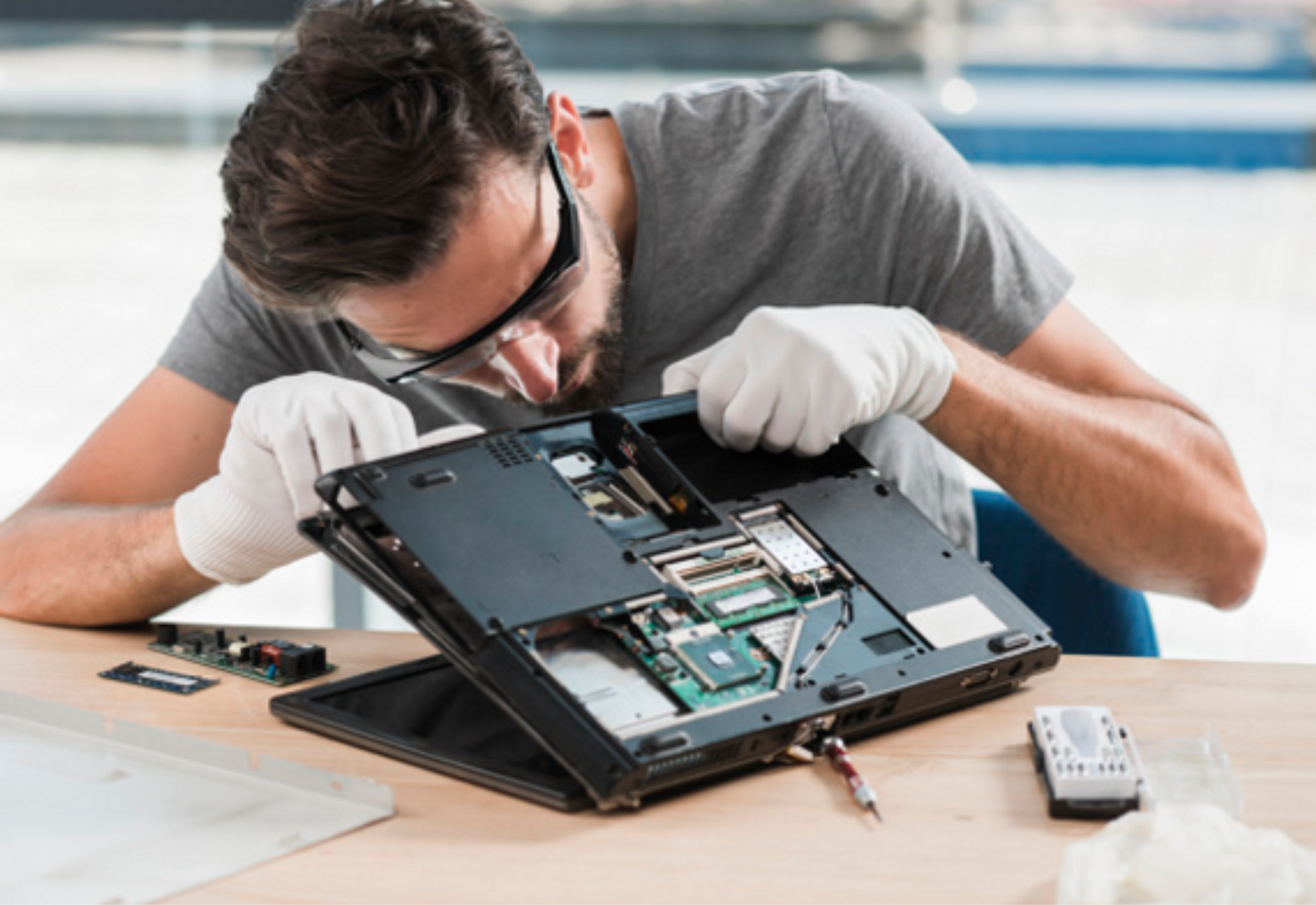 Técnico profesional reparando computadora
